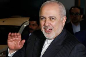 Ministro das Relações Exteriores do Irã, Mohammad Javad Zarif, chega ao aeroporto de Nova Délhi