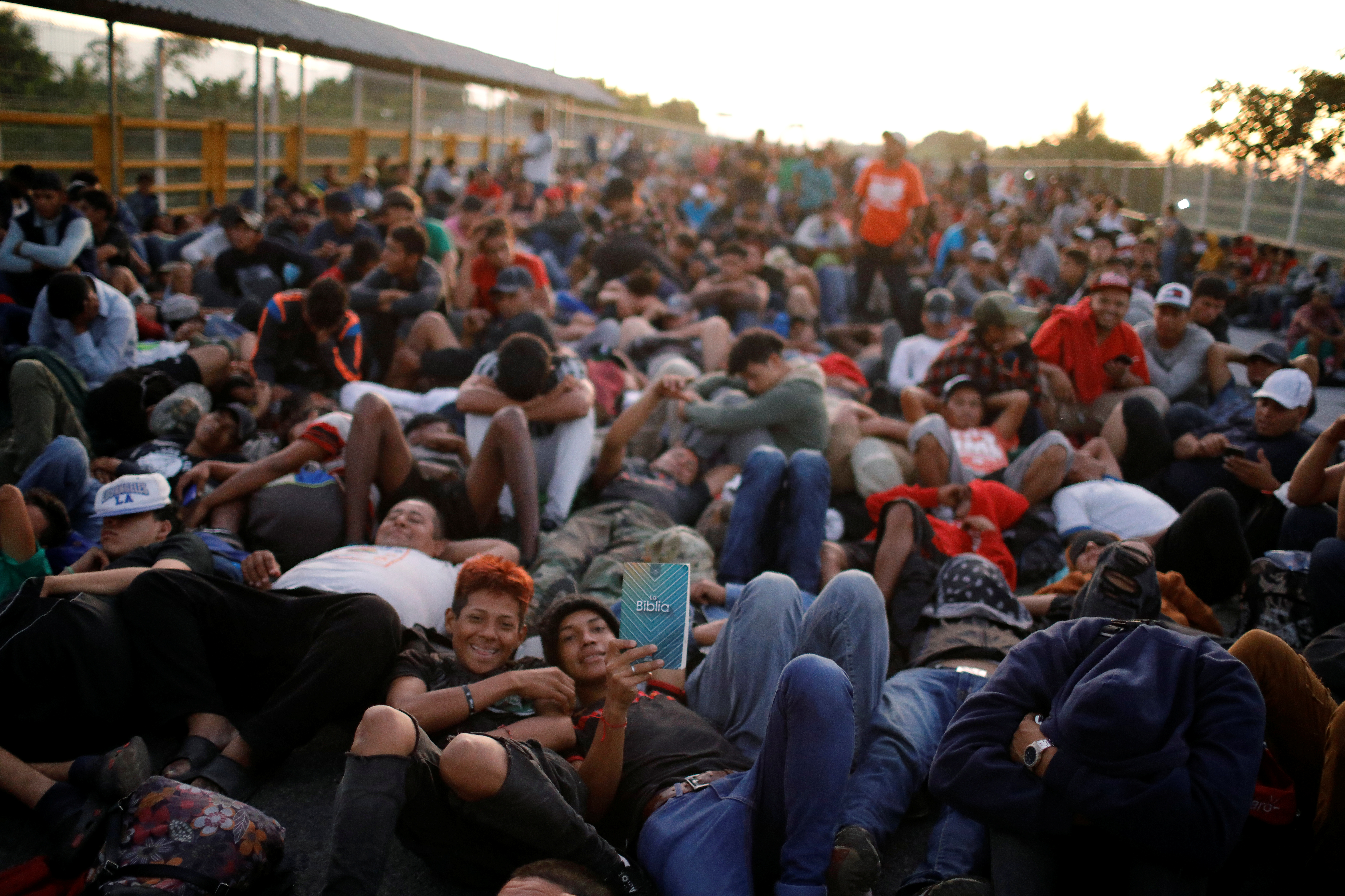 Caravana de 2.000 migrantes se prepara para entrar nos EUA VEJA