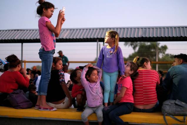 Crianças esperam enquanto migrantes se reúnem perto da fronteira entre a Guatemala e o México para gerar uma grande massa de pessoas, na esperança de facilitar entrada nos EUA - 20/01/2020