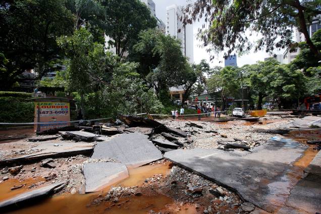 Rua é danificada após fortes inundações causadas por chuvas em Belo Horizonte