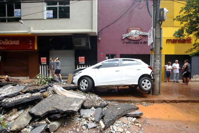 Carro danificado após fortes inundações causadas por chuvas em Belo Horizonte