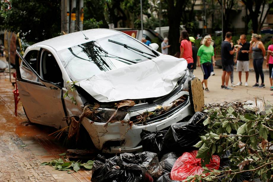 Carro danificado após fortes inundações causadas por chuvas em Belo Horizonte
