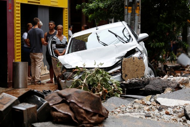 Carro danificado após fortes inundações causadas por chuvas em Belo Horizonte