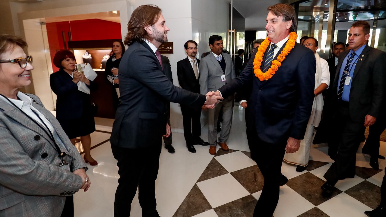 Presidente Jair Bolsonaro cumprimenta José Vicente Santini, ministro-chefe da Casa Civil em exercício, durante chegada a Nova Delhi na Índia, para visita oficial