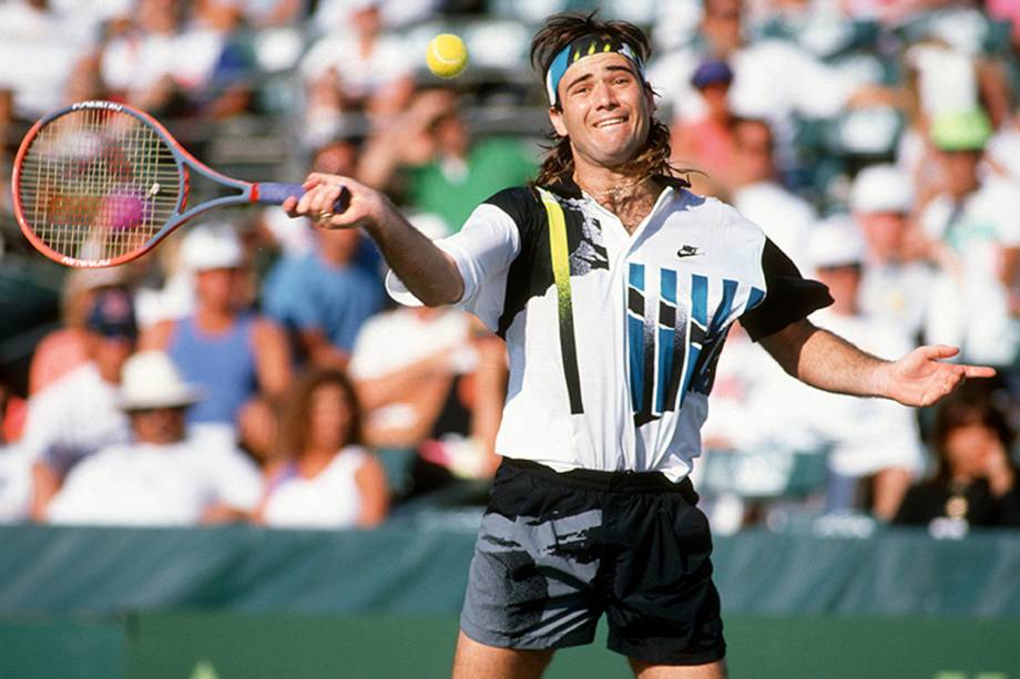Andre Agassi, dos Estados Unidos, durante um torneio de tênis da década de 90