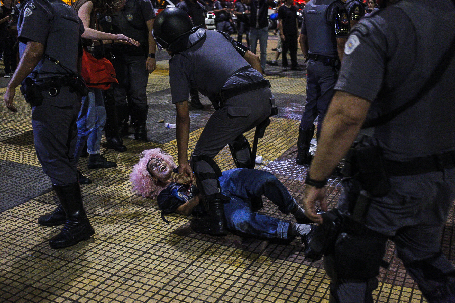 Manifestante foi arrastada por policial na Praça da República durante ato contra o aumento das passagens em SP