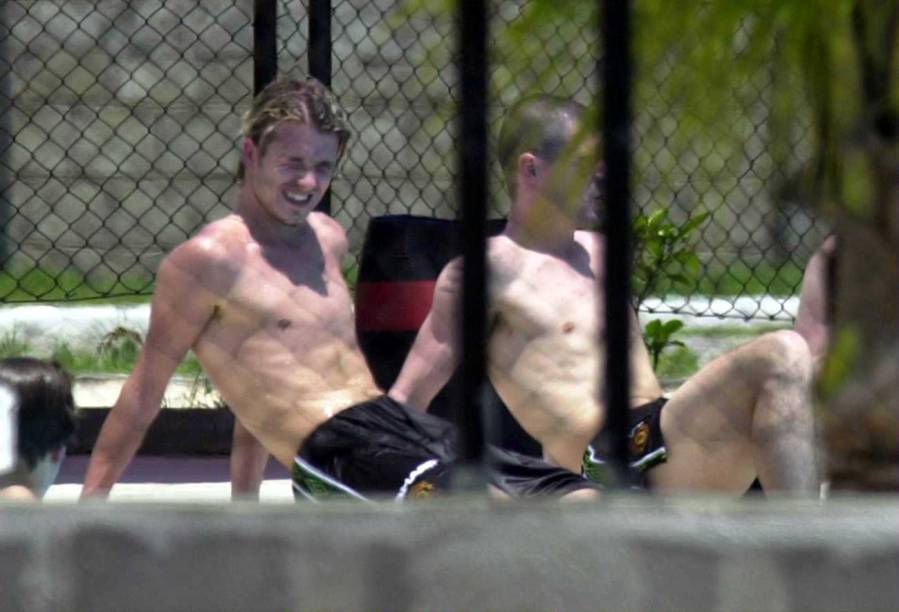 David Beckham (à esq.) e Roy Keane curtiram o calor do verão carioca na piscina do Centro de Treinamento do Manchester United durante o Mundial de Clubes de 2000