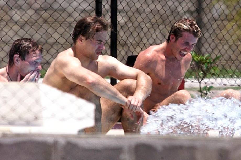 Da esquerda para a direita, o atacante Teddy Sheringham, o goleiro Mark Bosnich e o astro David Beckham se divertem na piscina do Centro de Treinamento Fla-Barra, quartel-general do Manchester United durante o Mundial de Clubes da Fifa realizado no Brasil