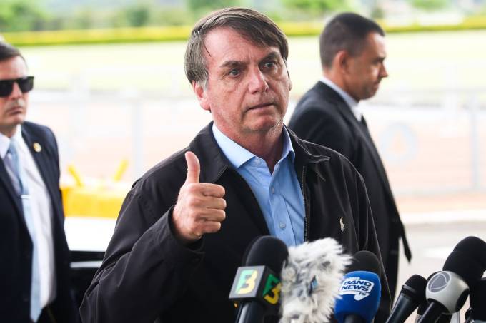 Presidente Jair Bolsonaro fala à imprensa  ao chegar no Palácio da Alvorada