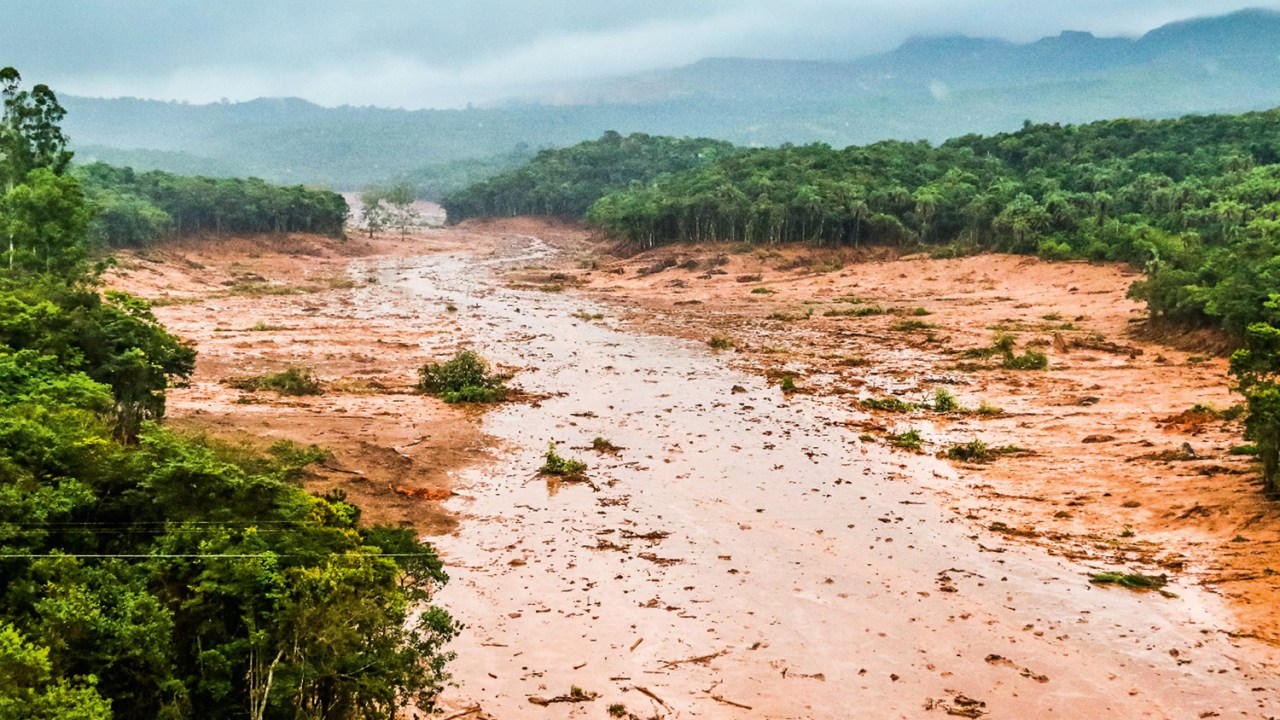 JANEIRO DE 2019 -  Lama por toda parte: o Rio Paraopeba foi poluído pela avalanche de rejeitos da extração de ferro
