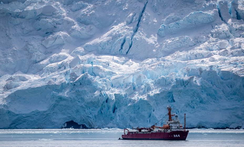 Chegada à Península Antártica foi marcada por geleiras, no Estreito de Nelson, e pela paisagem da Baía do Almirantado