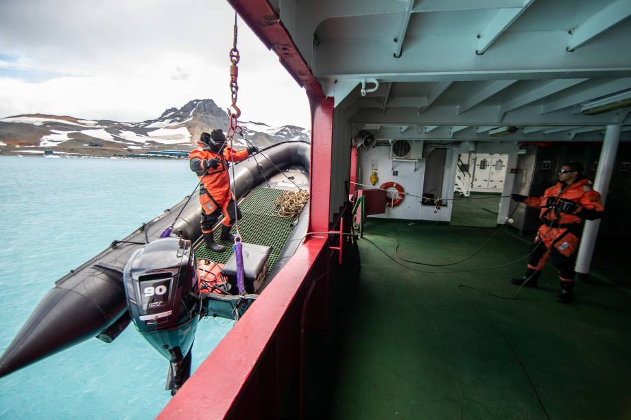 Chegada à Península Antártica foi marcada por geleiras, no Estreito de Nelson, e pela paisagem da Baía do Almirantado