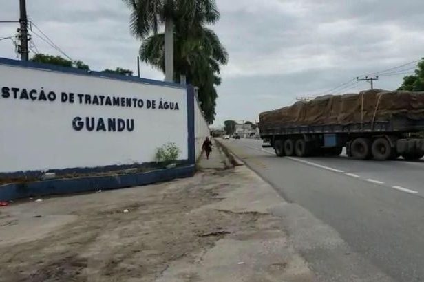 Carga de carvão chega à Estação de Tratamento de Água (ETA) Guandu, da Companhia Estadual de Águas e Esgotos (Cedae), no Rio de Janeiro