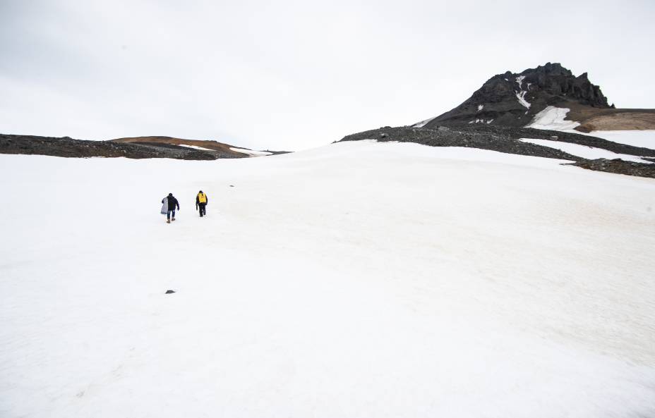 Durante o verão antártico, entre novembro e o fim de fevereiro, há pouca neve no entorno da base brasileira