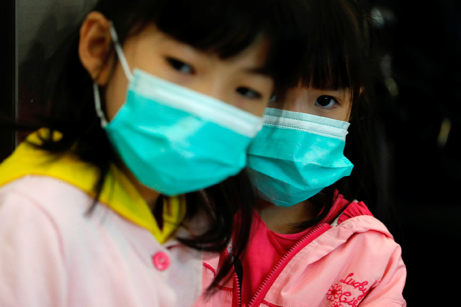 Crianças com máscara em meio a surto de coronavírus