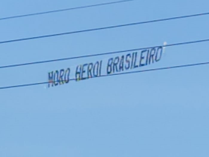 Festa bolsonarista em praia de SC tem ex-amigo de Lula e faixa pró-Moro