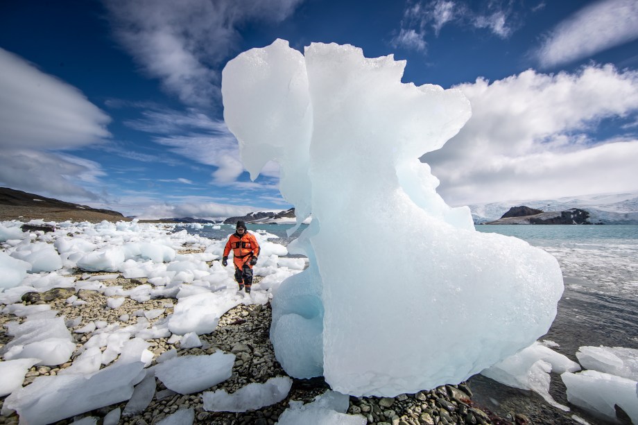 Blocos de gelo se desprendem das geleiras e se espalham pelas praias da península