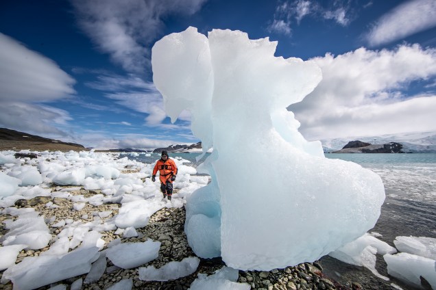 Blocos de gelo se desprendem das geleiras e se espalham pelas praias da península