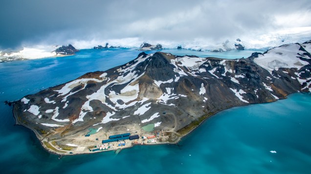 Vista aérea da ilha Rei George, onde fica localizada a base brasileira na Antártica