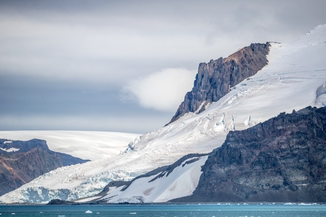 Percepção do recuo das geleiras: a superfície rochosa das montanhas começou a ganhar espaço em meio à neve e ao gelo