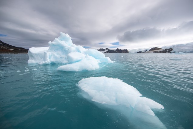 O verão antártico é marcado por paisagens de gelo solto no mar