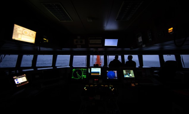 Vista noturna do Passadiço, o centro de controle, do Navio Polar Almirante Maximiano