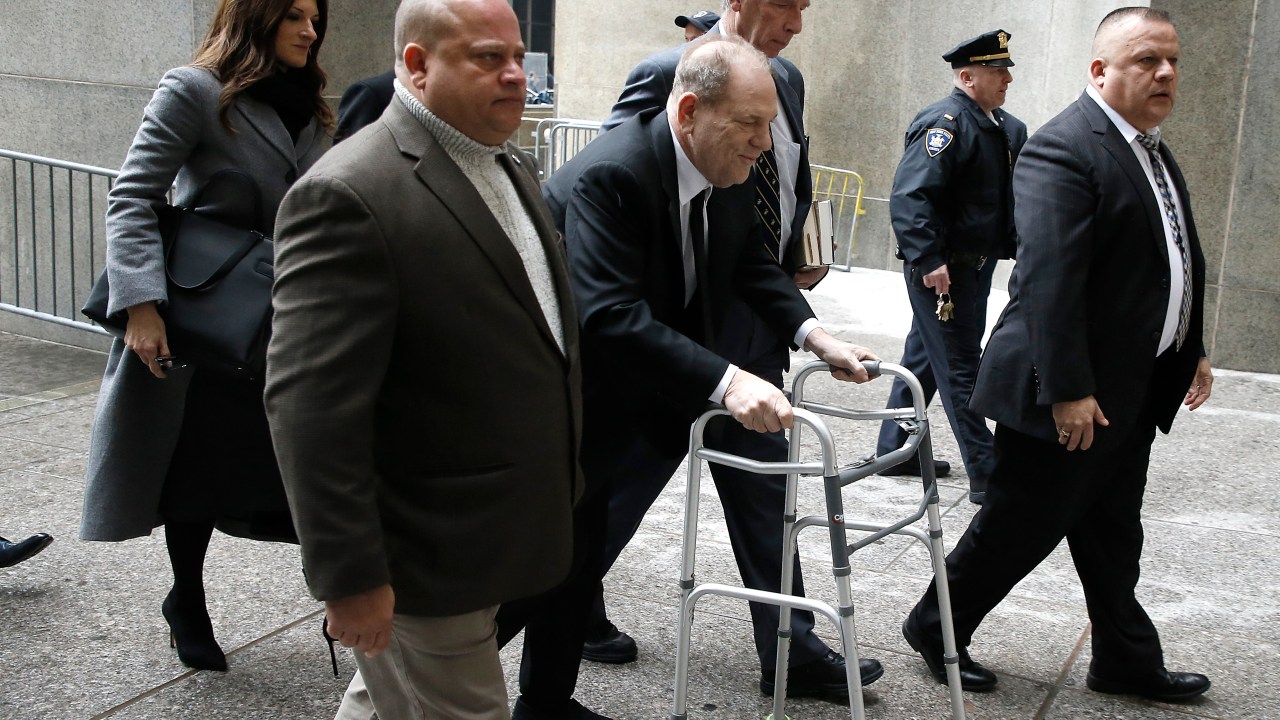 O ex-produtor de Hollywood Harvey Weinstein chega com sua advogada, Donna Rotunno, em seu primeiro dia na Corte em Nova York (EUA). Ele é acusado por mais de 80 mulheres de cometer crimes sexuais, de assédio a estupro (06/01/2020)