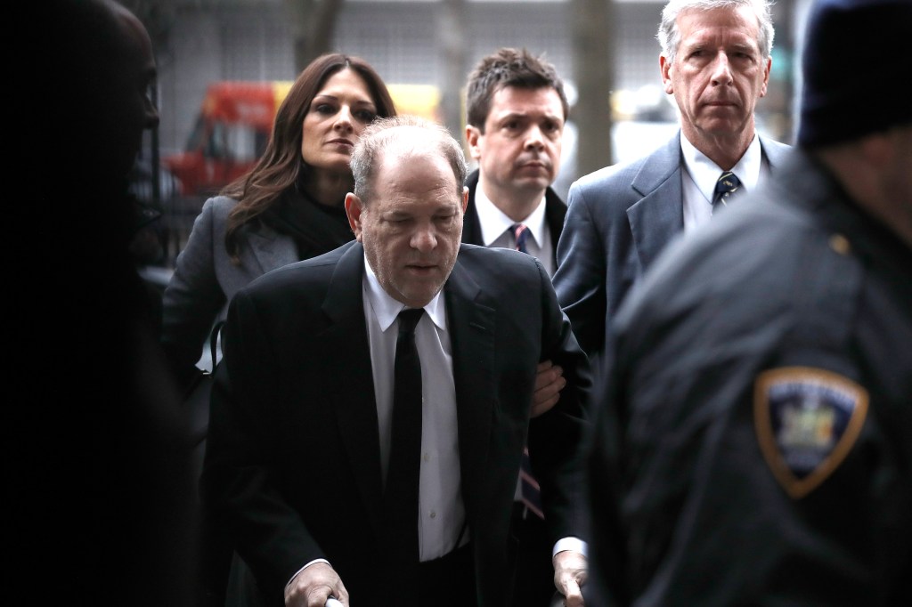 O ex-produtor de Hollywood Harvey Weinstein chega com sua advogada, Donna Rotunno, em seu primeiro dia na Corte em Nova York (EUA). Ele é acusado por mais de 80 mulheres de cometer crimes sexuais, de assédio a estupro (06/01/2020)