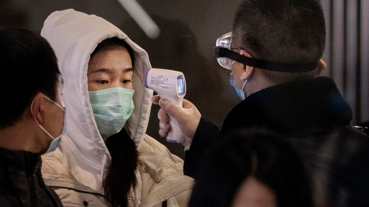 Surto de coronavírus na China: passageira que viajou de Wuhan para Beijing de trem tem temperatura corporal medida