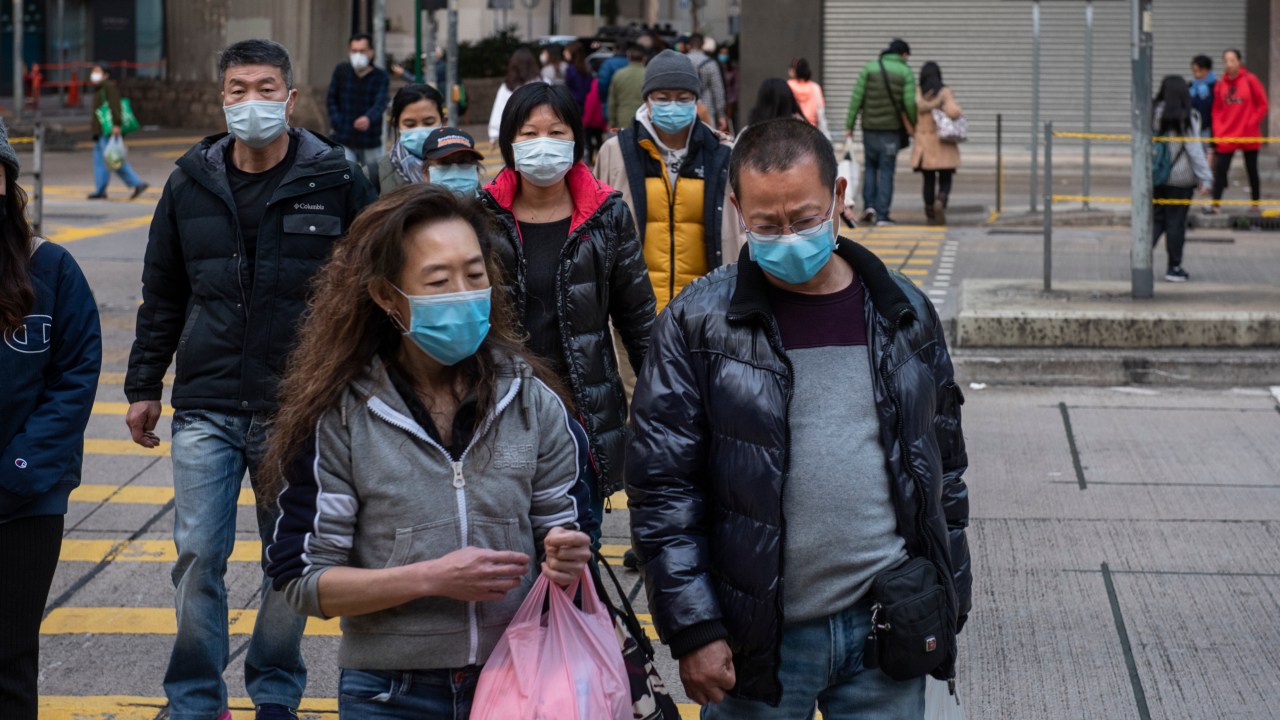 Prevenção contra o coronavírus: pedestres usam máscaras em Hong Kong