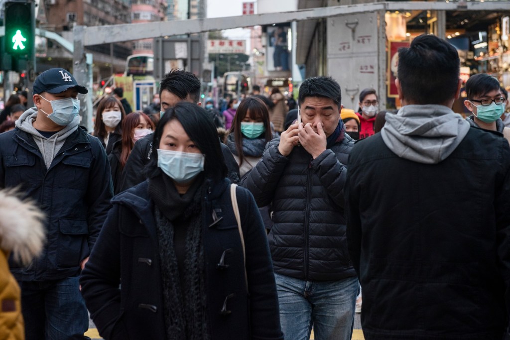 Prevenção contra o coronavírus: pedestres usam máscaras em Hong Kong