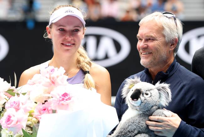 Caroline Wozniacki posa com seu pai e treinador Piotr Wozniacki