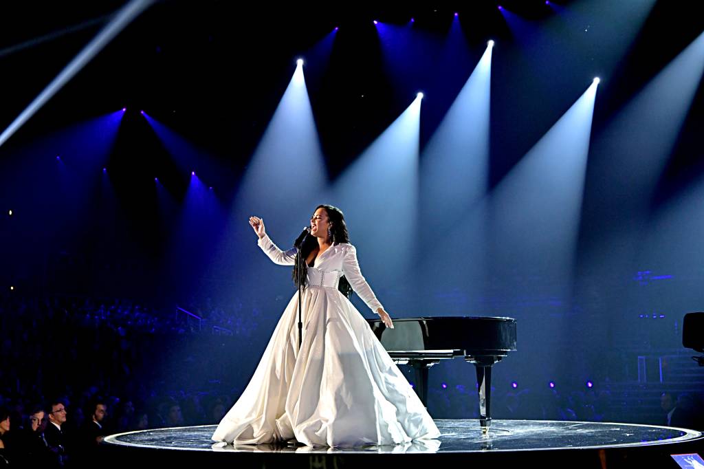 Demi Lovato durante performande de Anybody, música gravada dias antes de sua overdose, na 62ª edição do Grammy