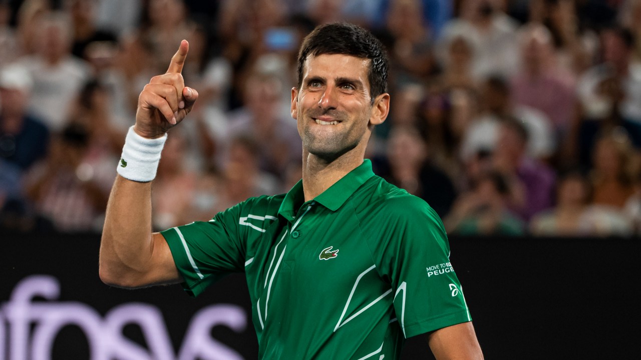 Novak Djokovic celebra vitória no 50º duelo contra Federer