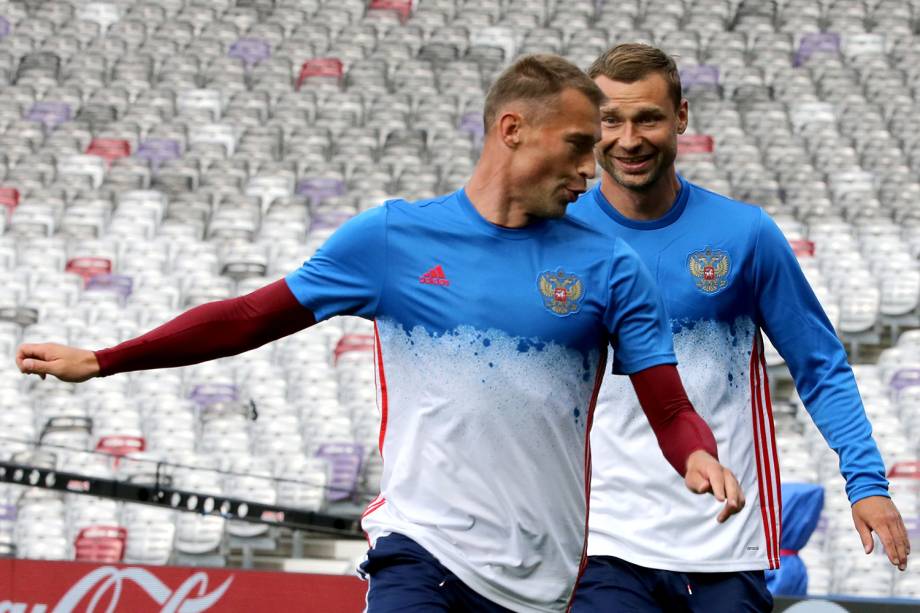 Vasili e Aleksei Berezutski durante treino pela seleção russa, na Eurocopa de 2016