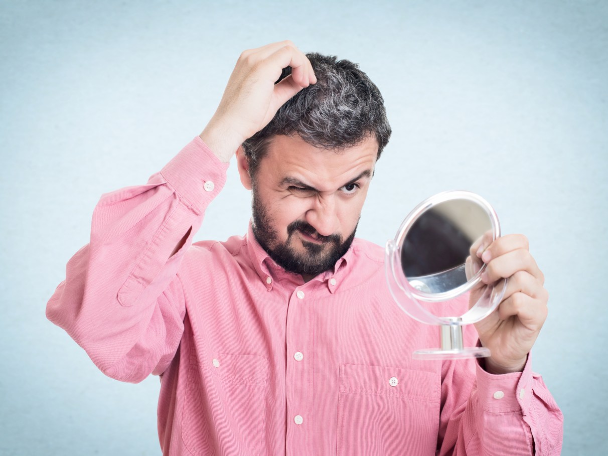 Cabelo branco: médicos explicam as causas e ensinam como lidar com ele