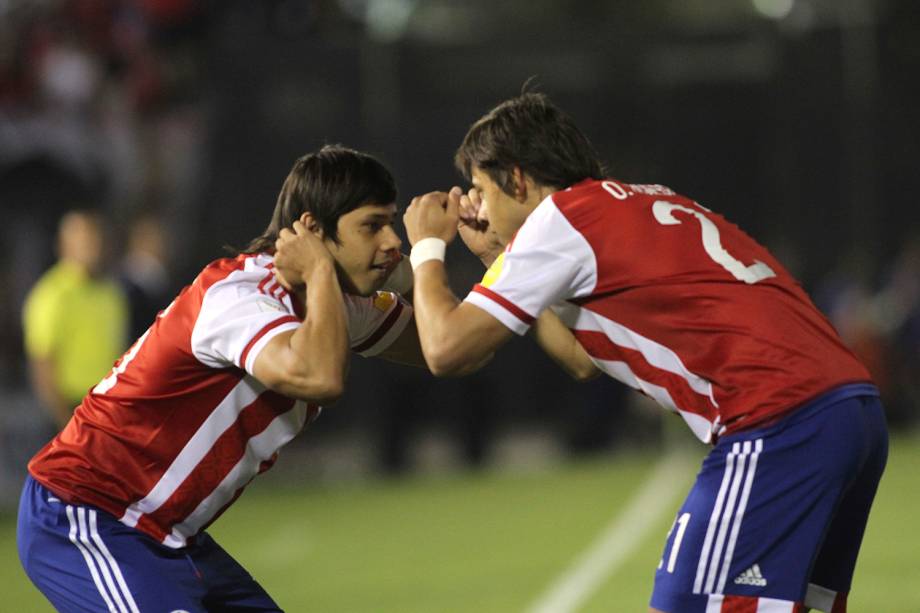 Angel e Oscar Romero em comemoração de gol pela seleção paraguaia