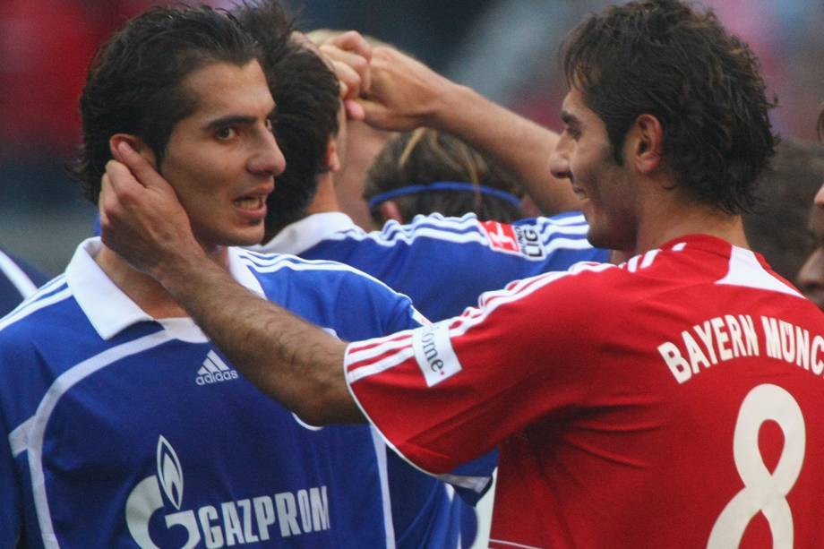 Halil Altintop, do Schalke 04, conversa com seu irmão Hamit Altintop, do Bayern, após partida pela Bundesliga em 2007