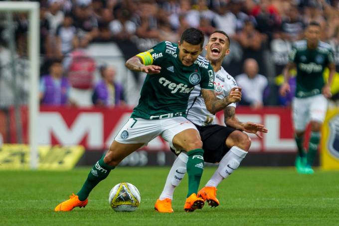 Em 2015, clubes disputaram a contratação de Dudu e Palmeiras levou a melhor