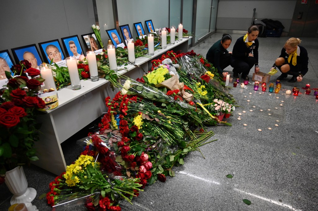 Funcionários do aeroporto de Kiev deixam homenagens a vítimas do desastre aéreo