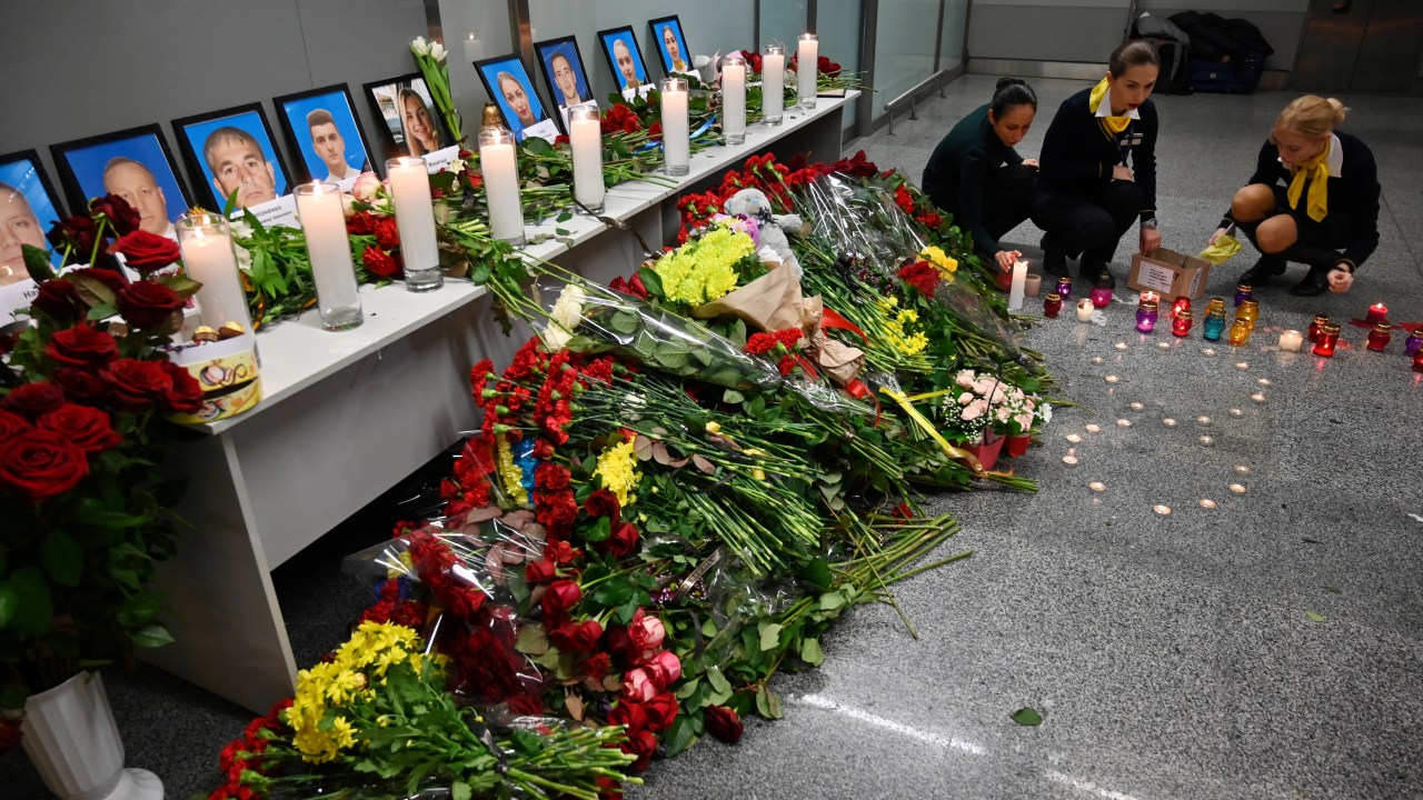 Funcionários do aeroporto de Kiev deixam homenagens a vítimas do desastre aéreo