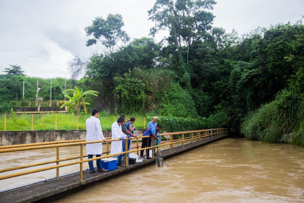 Cedae é multada em R$ 100 mil por não entregar relatório sobre geosmina