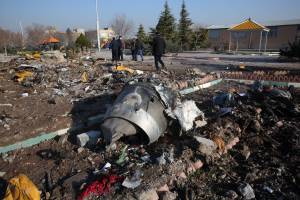 Equipes recuperam destroços de avião que caiu em Teerã