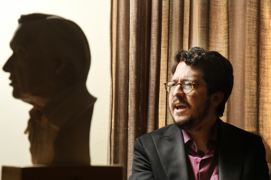 O cineasta Josias Teófilo com o busto de Olavo de Carvalho em sua casa