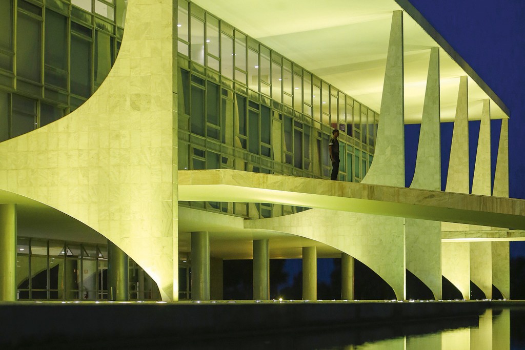 DUAS FACES - A obra de Niemeyer: beleza do lado de fora e gigantismo interno