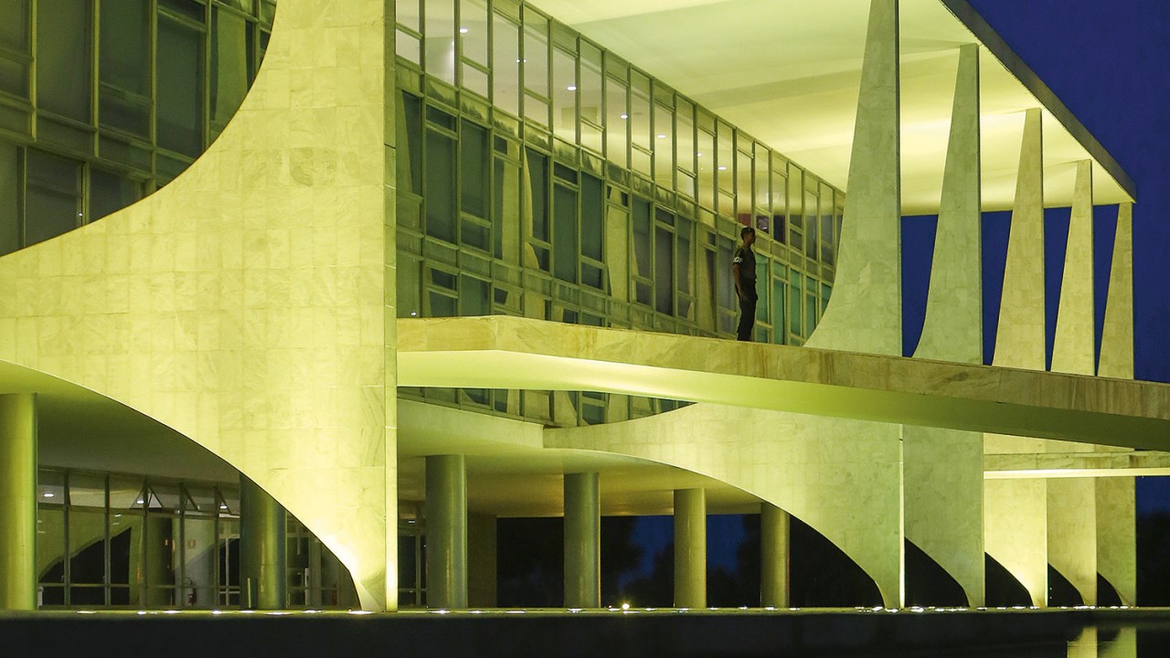 DUAS FACES - A obra de Niemeyer: beleza do lado de fora e gigantismo interno