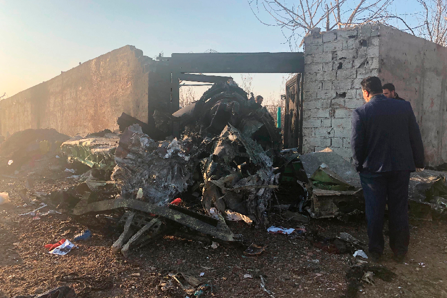 Destroços de avião que caiu em Teerã, no Irã
