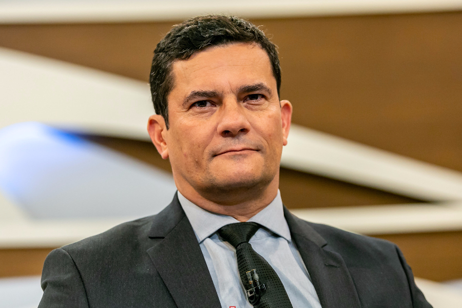 Moro diz que decisão de afastar ministro sob suspeita cabe só a Bolsonaro