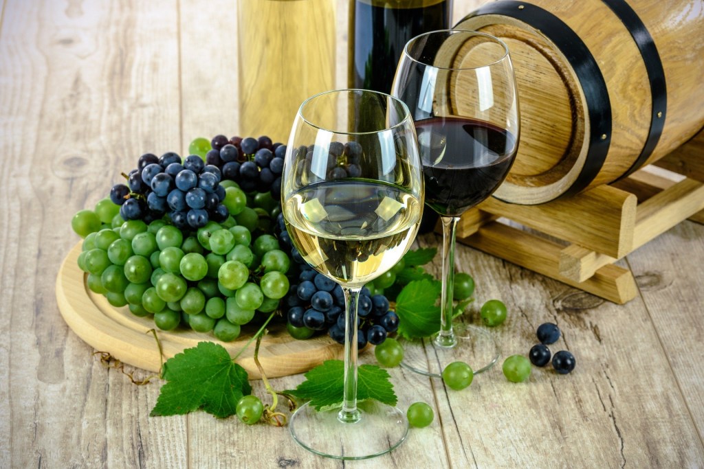 Taças de vinho e uvas