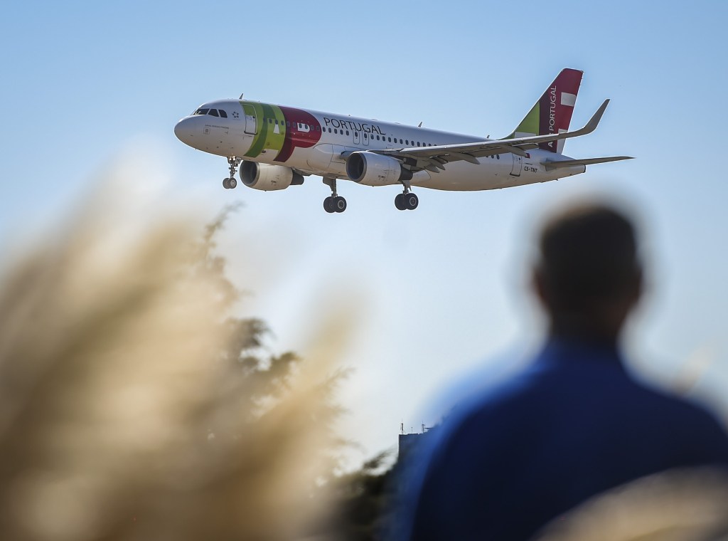 Avião da TAP prepara para aterrissar no Aeroporto Humberto Delgado, em Lisboa